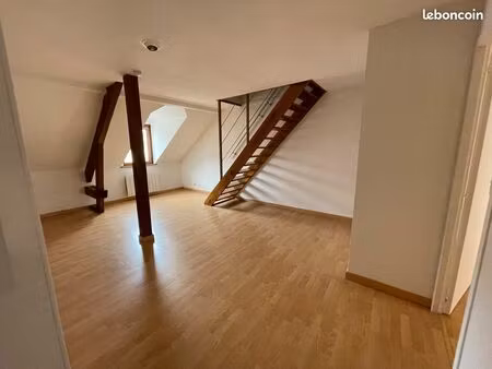 grand t2 (+ mezzanine) rénové au centre ville montbéliardncf