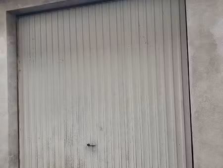 grand garage 24 m2  véhicule ou stockage