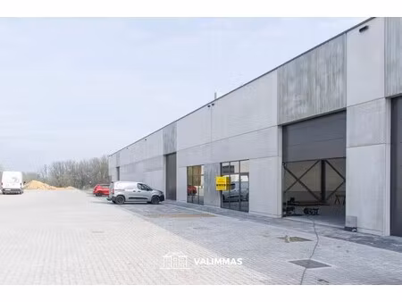 nieuw bedrijfsgebouw (± 240m²) met sanitair en parking...