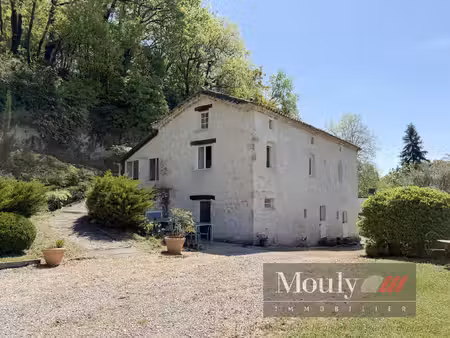 charmante maison de campagne avec vues dominantes et coucher de soleil