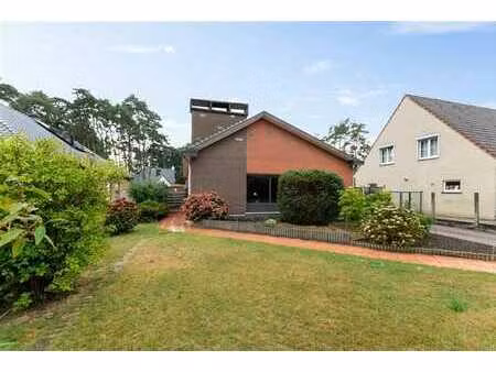 maison basse (185 m2) avec 4 garages arrière à vendre !