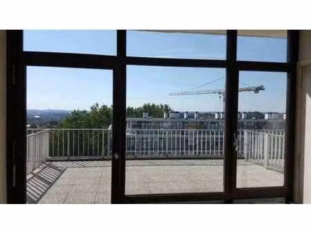 lumineux flat remis à neuf avec 2 terrasses