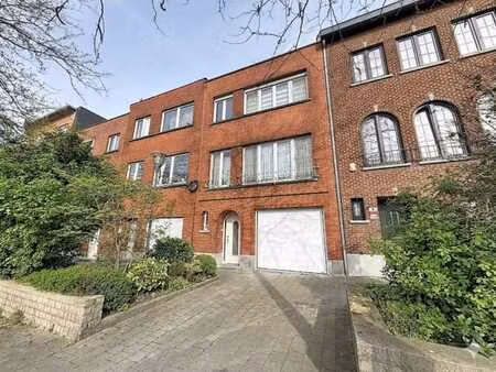 belle maison avec grand un jardin et garage