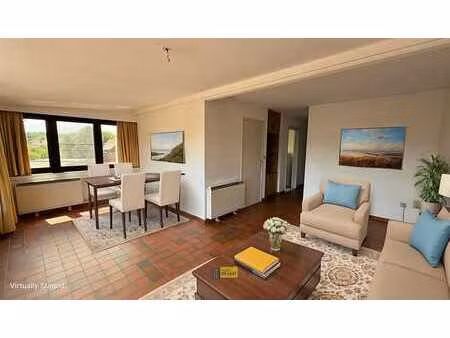 appartement de 2 chambres dans un petit immeuble.