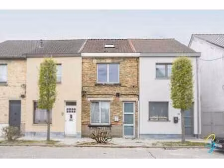 maison économe en énergie avec jardin