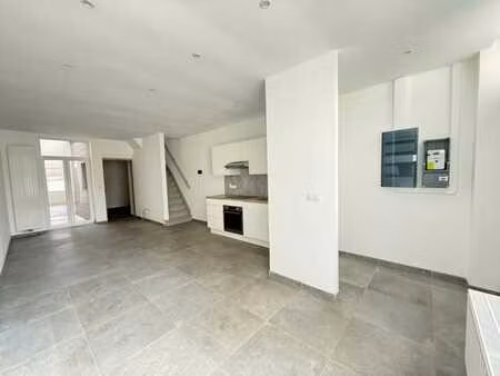 maison entièrement rénovée avec 2 chambres et cour