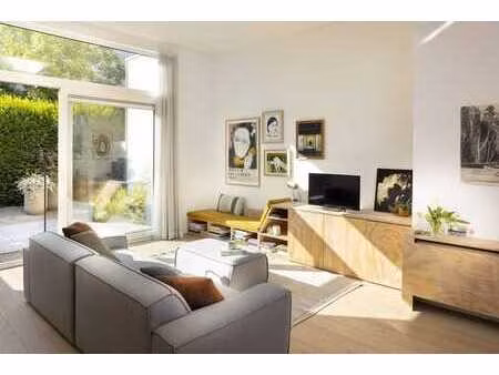 maison confortable avec jardin urbain ensoleillé