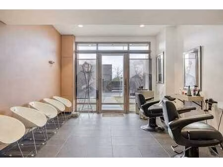 espace commercial avec maison à vendre à lendelede