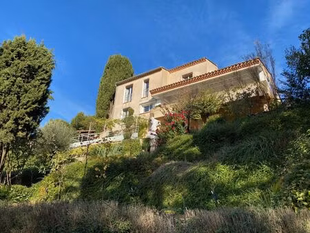 villa d'architecte haut de gamme avec vue panomarique sur la cité et les pyrénées