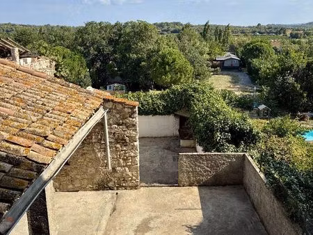 maison de ville avec grande cour  garage et cave.