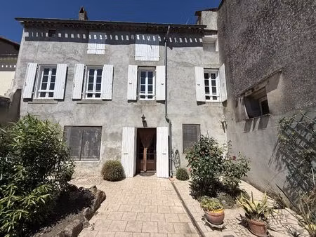grande maison de ville avec cours + possibilité de 2 logements !