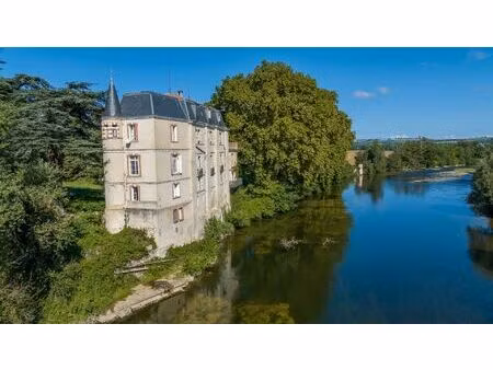 château en bordure de rivière  env 3.8ha et dépendances. toulouse 40 min