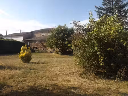 chabrac- maison avec trois chambres  dépendances et terrain