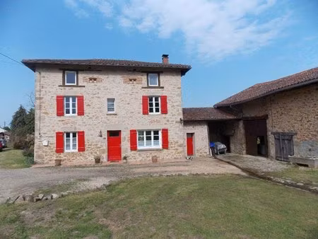 jolie maison en pierre de 3 chambres avec grange attenante et jardin dans un hameau rural.