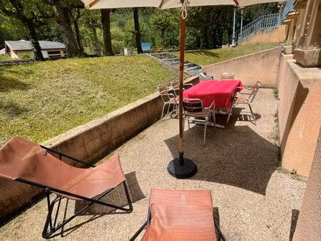 t2 avec terrasse en face des termes