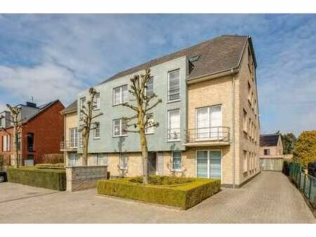 gelijkvloers appartement met terras en carport