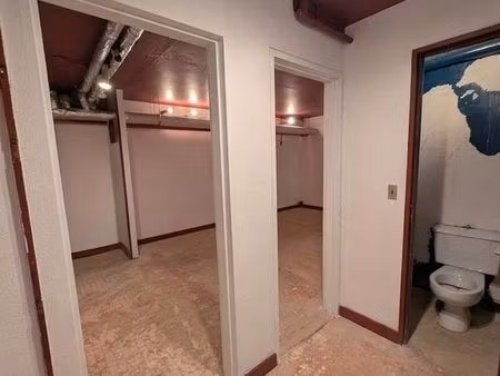 local polyvalent de 25 m² avec sanitaires – idéal archivage  studio ou atelier – hauteur 2