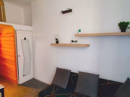 studio – 1er étage donnant sur cour  sans vis à vis - 15 m² - rénové récemment - métro bai