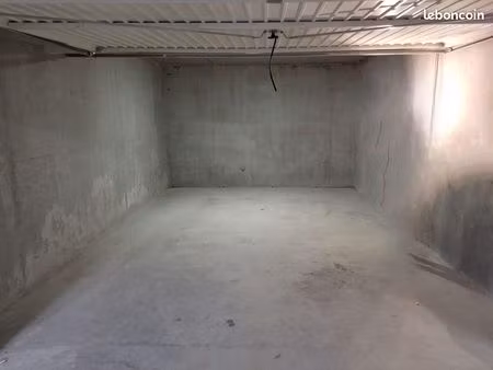 garage box fermé à louer du 23 avril au 23 septembre