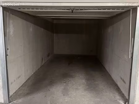 vends box fermé 13004