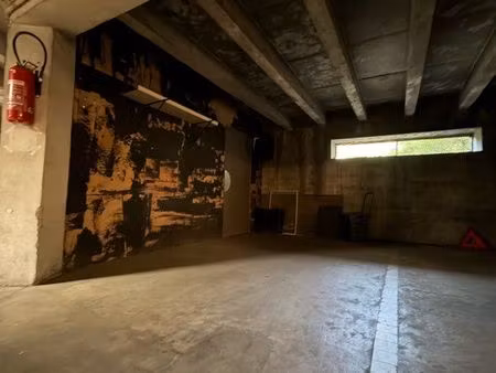 parking + espace de stockage privatif