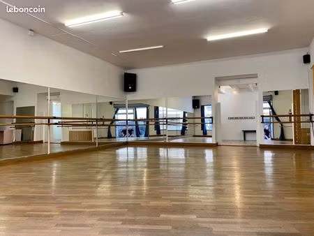 salle de danse / sport avec miroirs – 96m²  lumineuse  disponible