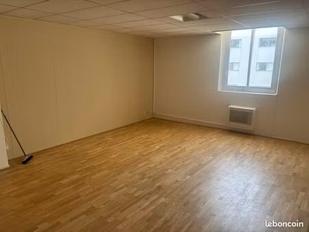 bureau rénové à saint-fons