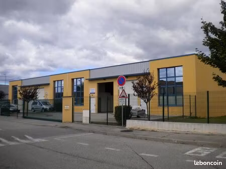 local - entrepôt - dépôt - bureau