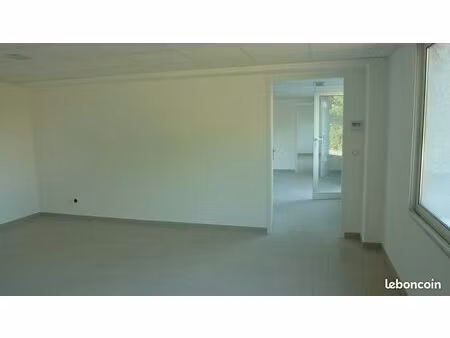 loue bureaux de 80m² et son entrepôt de 170m² climatisés