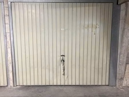 garage box fermé en sous sol