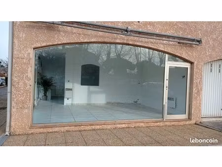 local commercial 34m2 avec grand stationnement gratuit