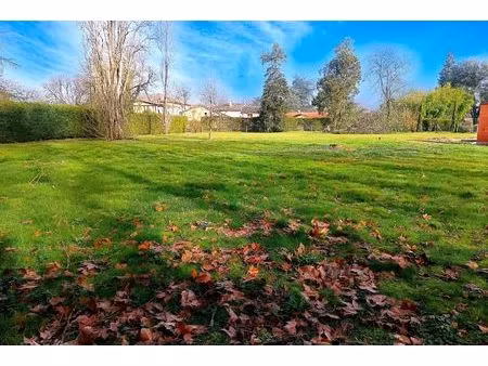 terrain constructible 818 m²