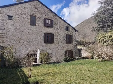 grande maison de village du 18 ° avec jardin .