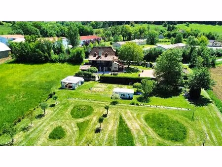 maison de campagne en bordure de rivière