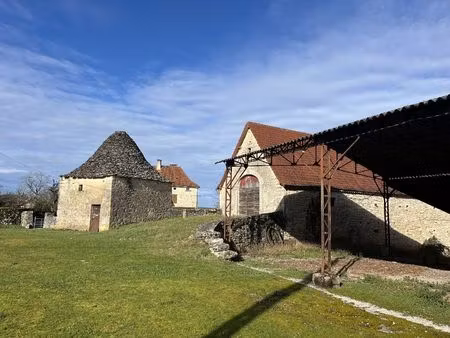 ancien corps de ferme  + de 6ha  dépendances  ressources en eau naturelles