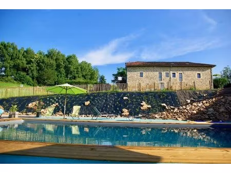 grande longère rénovée (4 habitations) sur 5 ha.