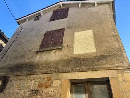 ensemble de deux maisons de village en pierres avec patio à rénover