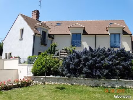 f2. duplex. 1 chambre. 2 pl. parking. 1 cellier. réfrigérateur  lave linge et table en app