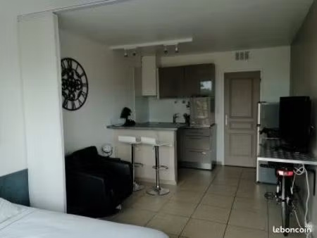 appartement meublé avec balcon et ascenseur situé dans résidence et quartier résidentiel (