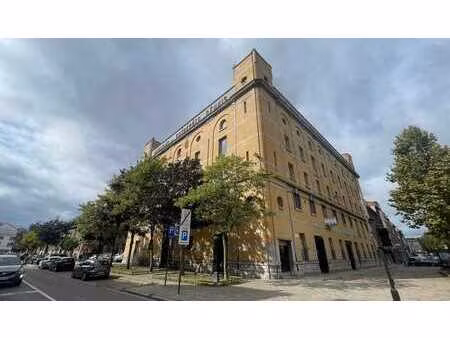 bureaux à louer dans l'entrepôt rénové la cloche à anvers.