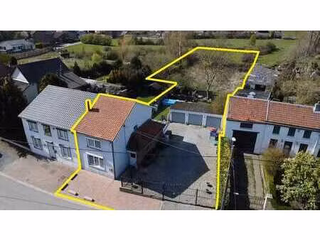 maison 2 chambres  cour  jardin  3 garages + prairie attenan