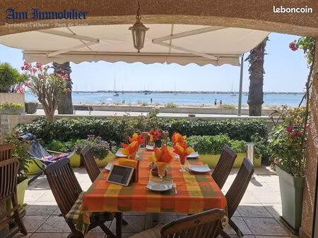 située dans un cadre privilégié cette charmante maison en front de mer. emplacement rare