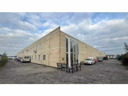 entrepôt chauffé avec bureaux à louer dans le parc industri