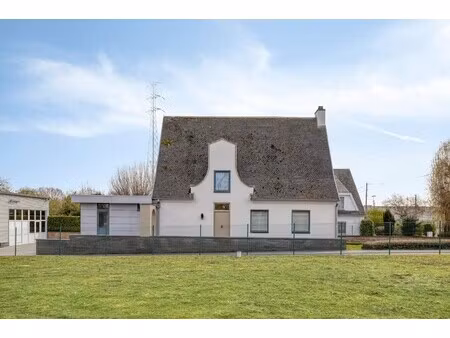 ruime eigendom met woning  loods en extra bouwgrond