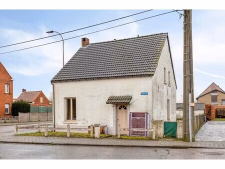 te renoveren huis met 4 slaapkamers in geel