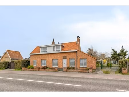 woning met 4 slaapkamers op een perceel van 1087m²