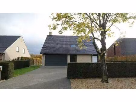 zeer ruime villa met 3 slaapkamers te huur!