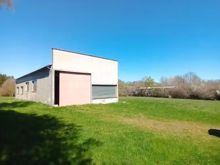 terrain plat avec grand hangar