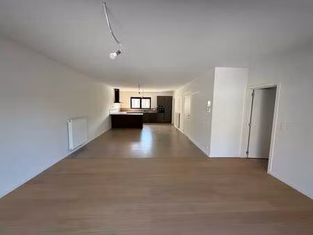 ruim nieuwbouwappartement met 2 slaapkamers én parkeerpla...