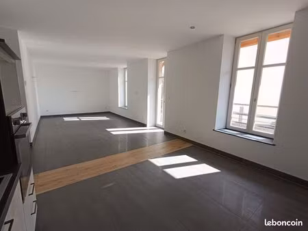 t3 80 m2 lumineux-vue canal - balcon + parking - faibles charges